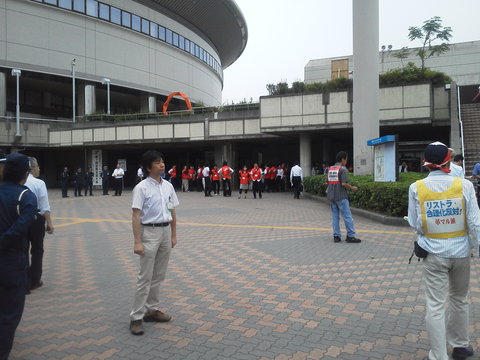 JP全国大会会場前　～梅雨空の下、名古屋で②_b0050651_1544682.jpg