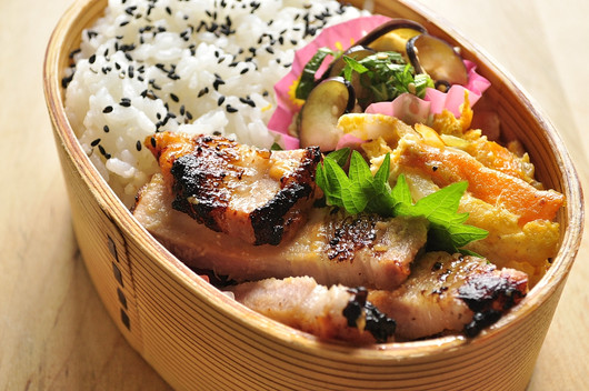 豚ロースの味噌漬け弁当_b0171098_8222969.jpg