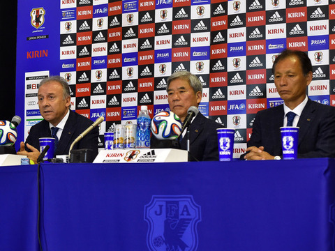 アギーレ監督、どこまで日本サッカーを愚弄する気だ！：「何もしない人」大仁会長を首にして！_e0171614_1014183.jpg