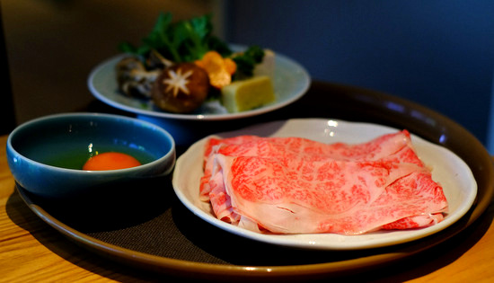 「銀座　楽山の特選国産牛のすき焼きランチ」_a0000029_01590054.jpg