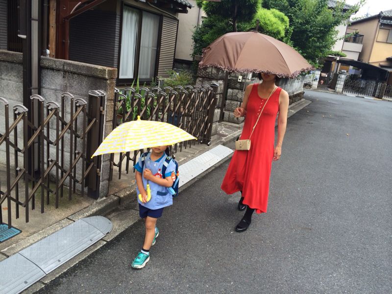 雨の登園_e0046950_10373272.jpg