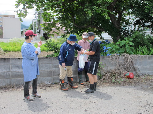 上花沢片町町内会、マイマイガ幼虫＆アメシロ駆除薬剤散布を行う・・・１_c0075701_16472681.jpg