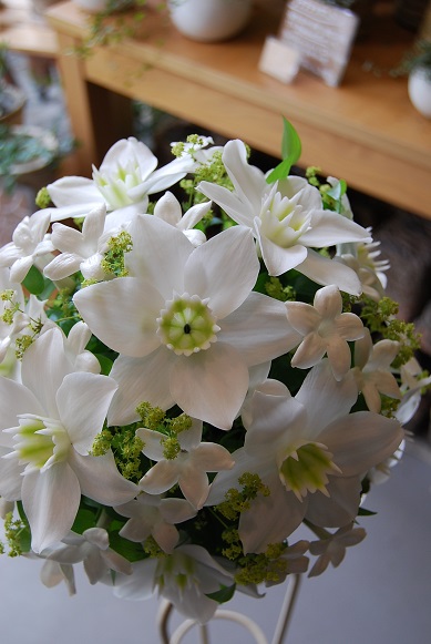 純白の花、、ユーチャリスとジャスミンのブーケ_a0201358_18222627.jpg
