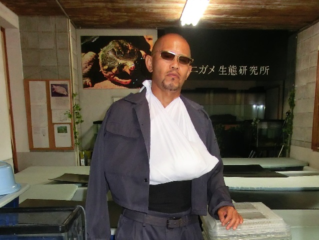 注意一秒ケガ一生 ワニガメ生態研究所