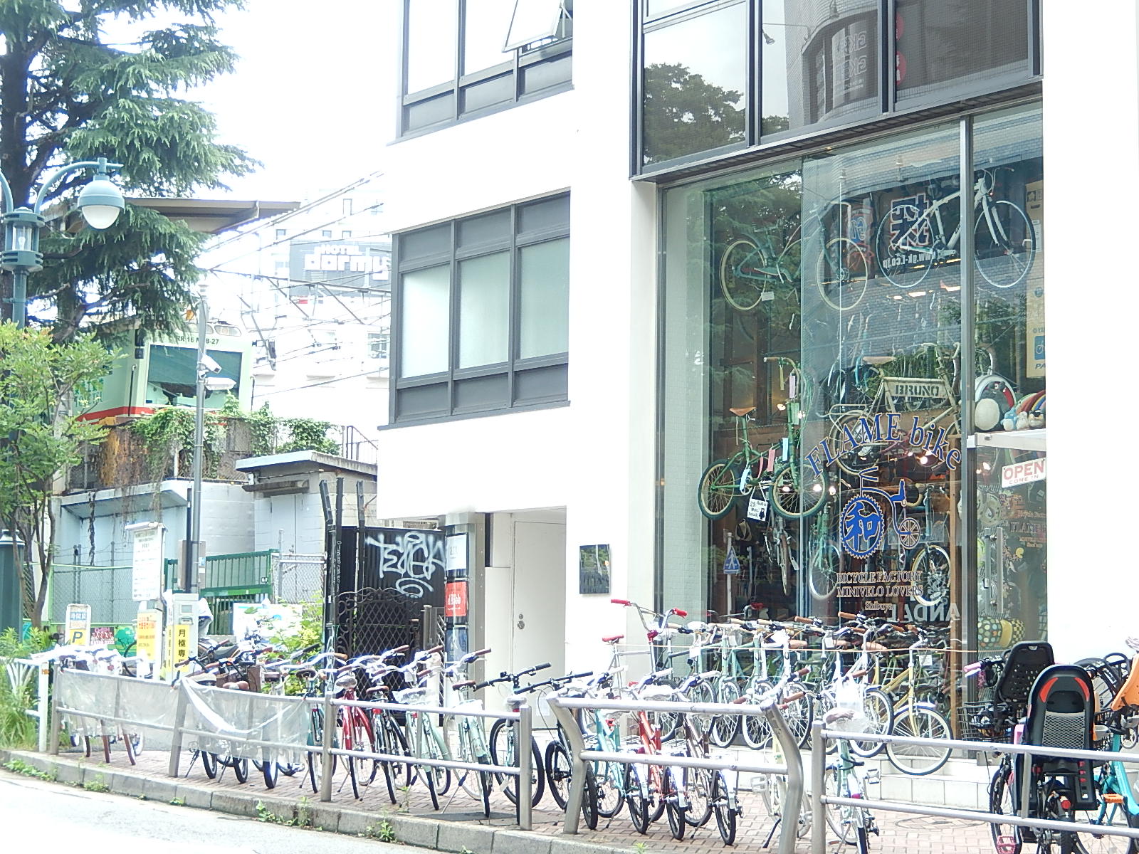 6月29日 渋谷 原宿 の自転車屋 FLAME bike前です_e0188759_13205554.jpg