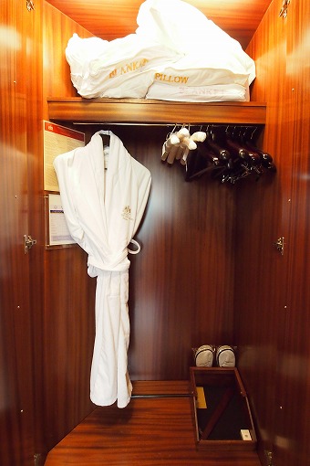 Seabourn Odyssey アドリア・イオニア海クルーズ 10日目-3 ホテル グランデ ブルターニュ お部屋_e0160595_15512761.jpg