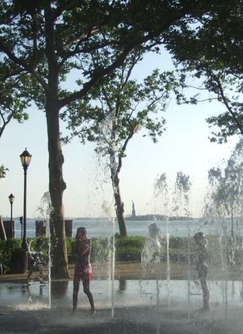 夏のNYにオススメのバッテリー・パークの噴水広場_b0007805_2121338.jpg