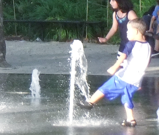 夏のNYにオススメのバッテリー・パークの噴水広場_b0007805_2133527.jpg