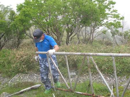 本日晴れ、朝の気温１３℃ヒュッテ前、花畑のタカネバラが咲いています。_c0089831_7105528.jpg