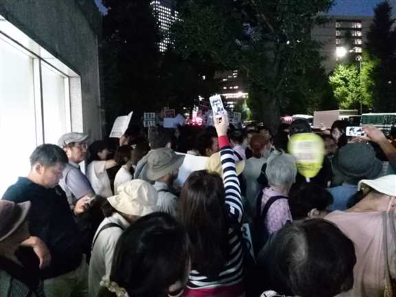 日本の戦争参加・閣議決定前夜　官邸前に４万人以上　抗議連続６時間_c0024539_328427.jpg