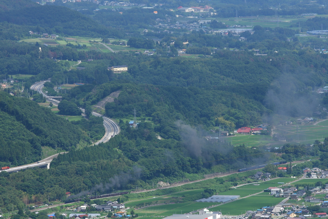 汽車が行き交う眺め - 2013年・上越線 - _b0190710_23262244.jpg