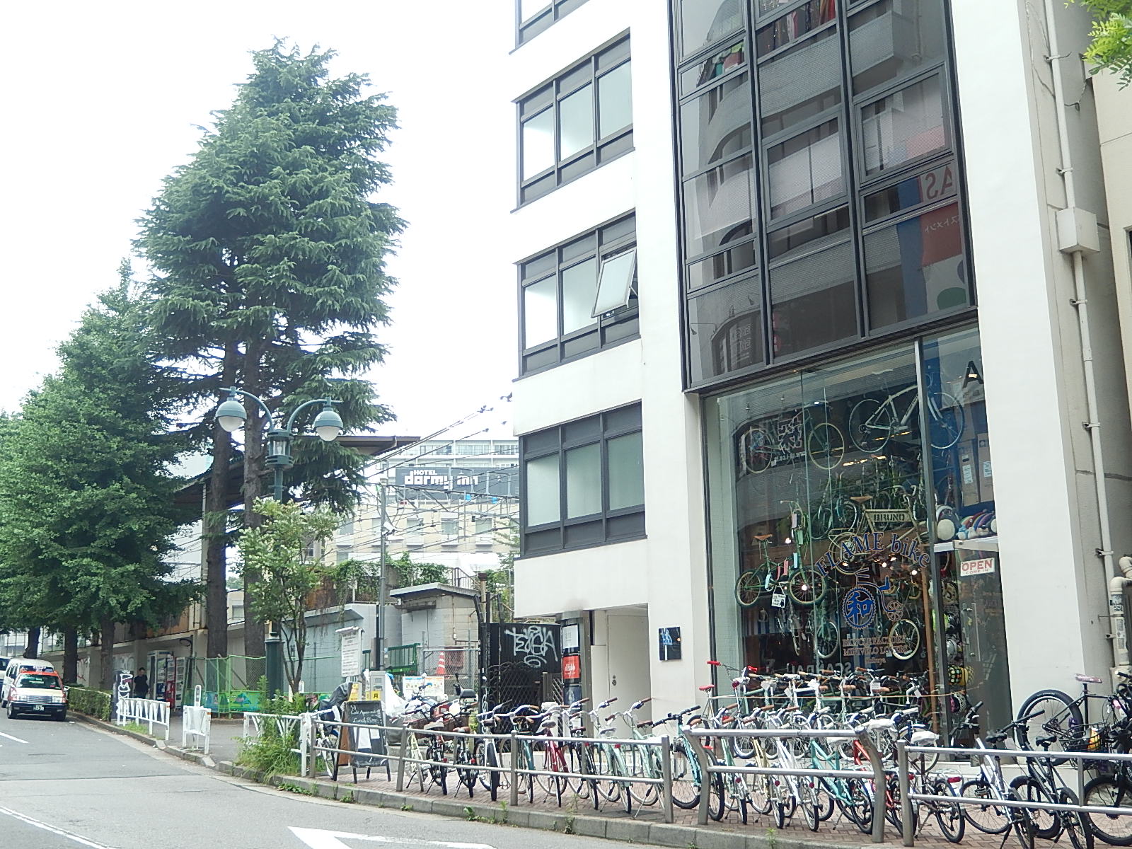 7月3日 渋谷 原宿 の自転車屋 FLAME bike前です_e0188759_1774317.jpg