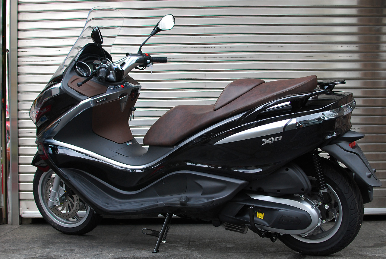 ピアッジオ X10 350i.e. executive コスモブラック入荷!_d0099181_1453378.jpg