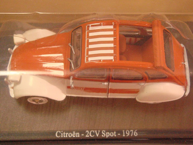 梅雨空を吹っ飛ばすCITROEN 2CVたち_d0172199_1353114.jpg