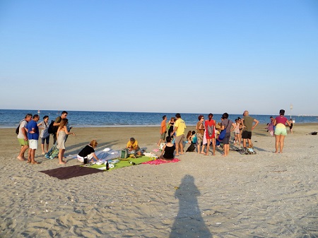 凧揚がる海で夕食初泳ぎ_f0234936_18562848.jpg