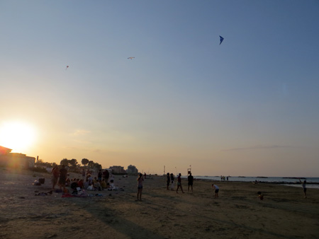 凧揚がる海で夕食初泳ぎ_f0234936_18583544.jpg