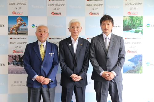 青森県りんご産業基幹青年養成事業に参加する研修生が市長を表敬訪問 十和田市ブログ 駒の里から