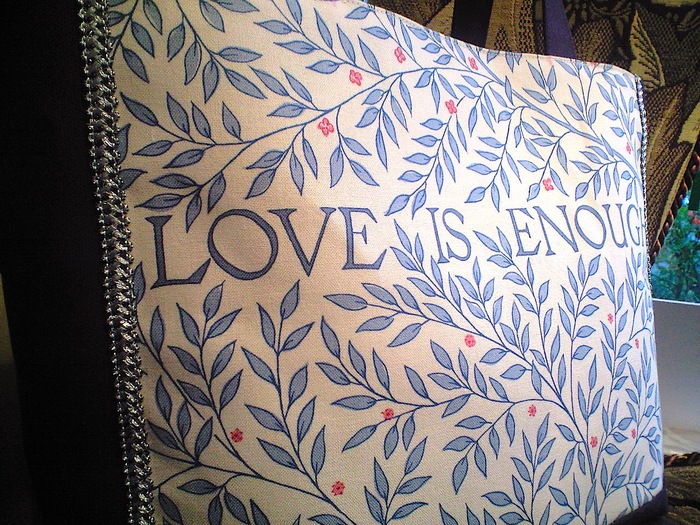 「Love is enough」 ウィリアム・モリスのトートバッグ_c0157866_11274180.jpg