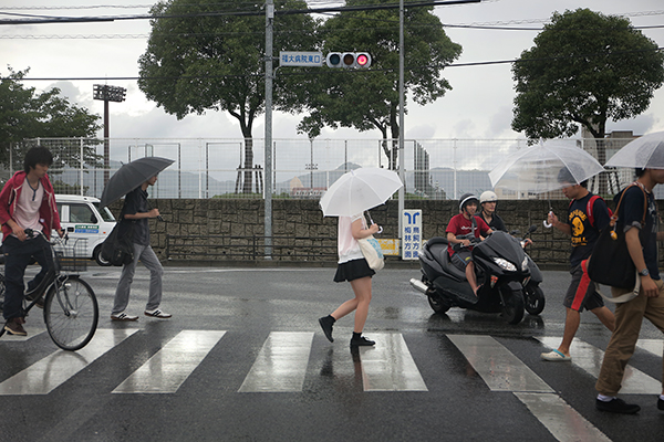 横断歩道を渡る人たち フォトグラファー 中川寛文の 日々是好日