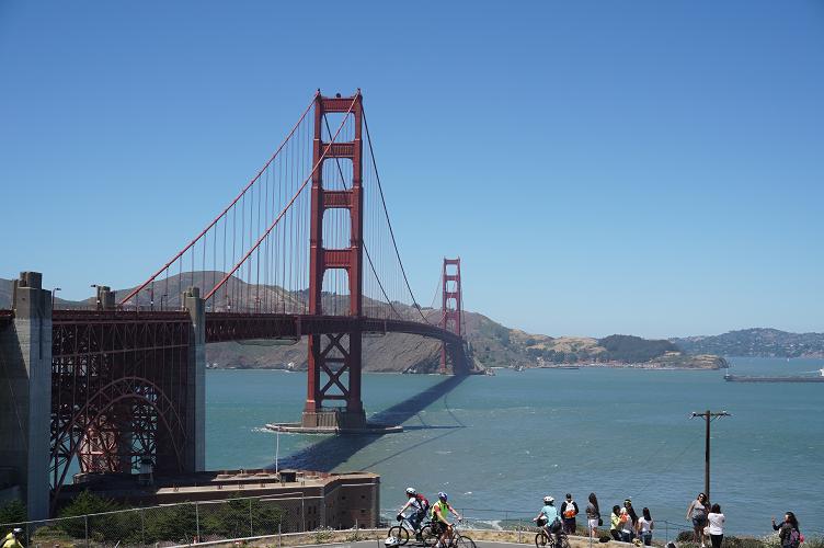 サンフランシスコ Golden Gate Bridge 金門橋 木洩れ日のなかで サンフランシスコ Golden Gate Bridge 金門橋 木洩れ日のなかで