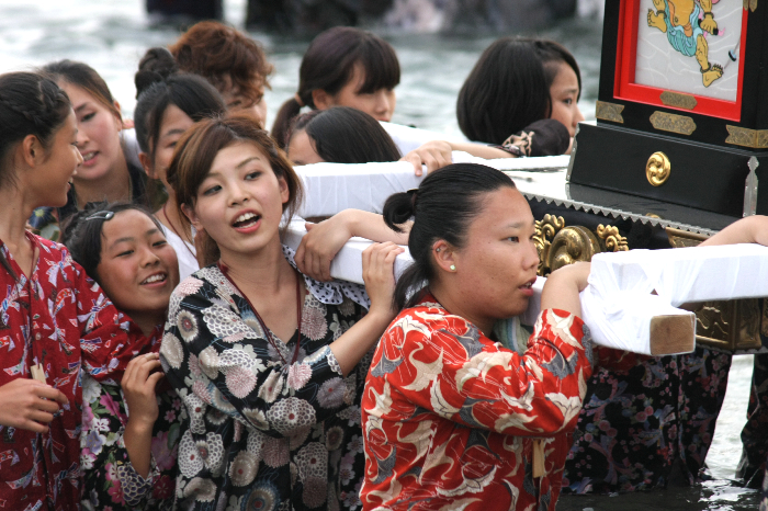 秋谷神明社御祭禮　2014-11　女性の御輿_f0156448_17341229.jpg