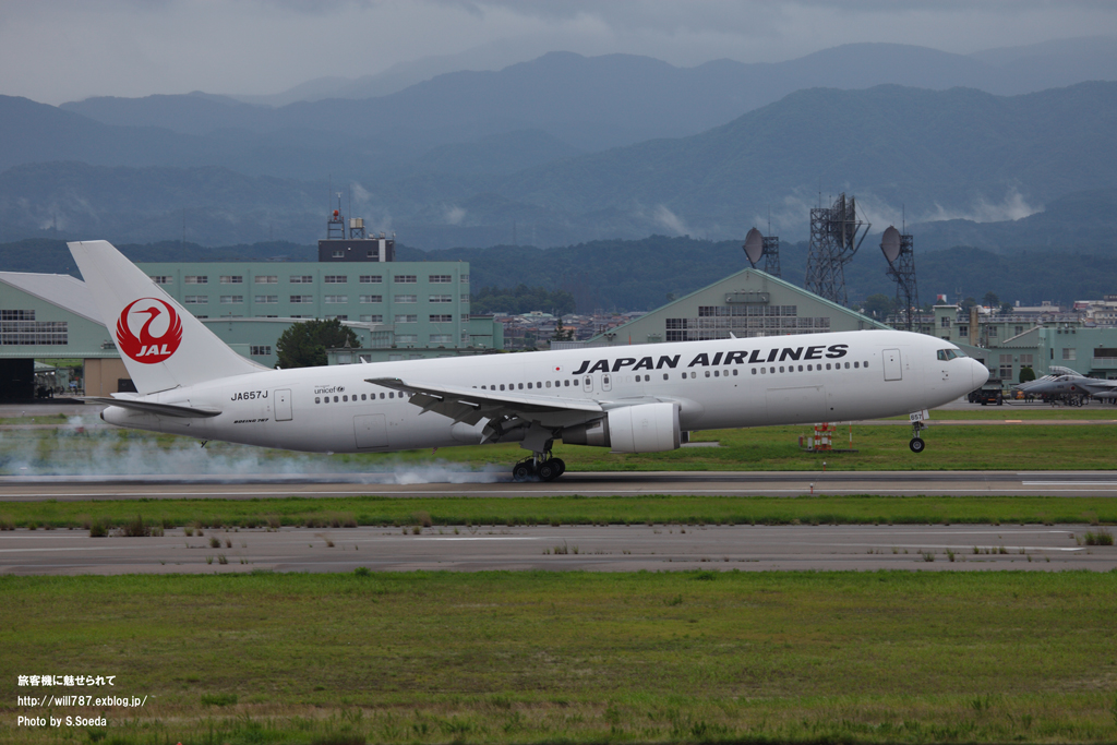 梅雨空の小松空港 飛行機写真 旅客機に魅せられて 梅雨空の小松空港 飛行機写真 旅客機に魅せられて
