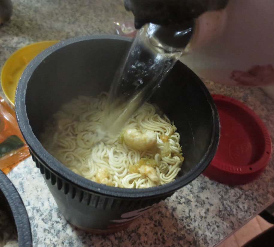 イタリアであの懐かしの味がスーパーで買える!!ありがとう〜〜日清食品さん_c0179785_4255970.jpg