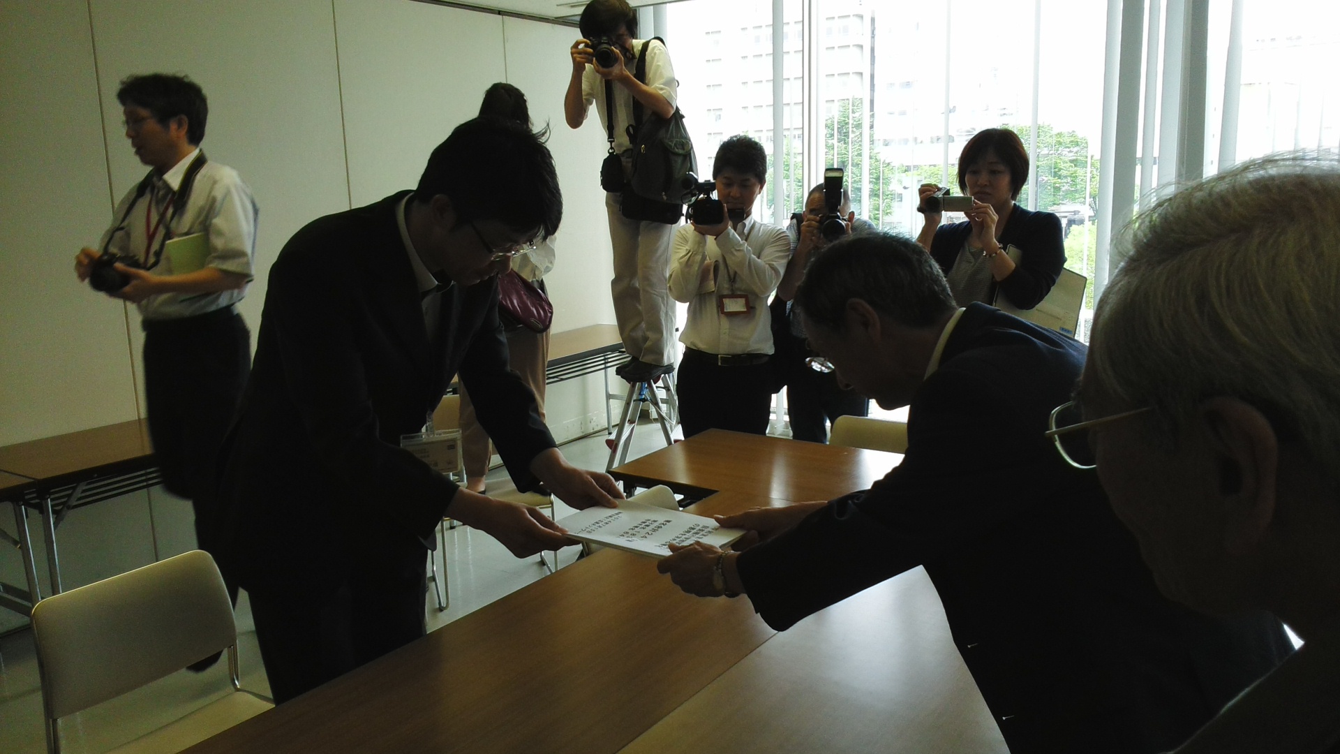 集団的自衛権に対して反対する平和宣言を求めて署名提出_e0094315_16482849.jpg