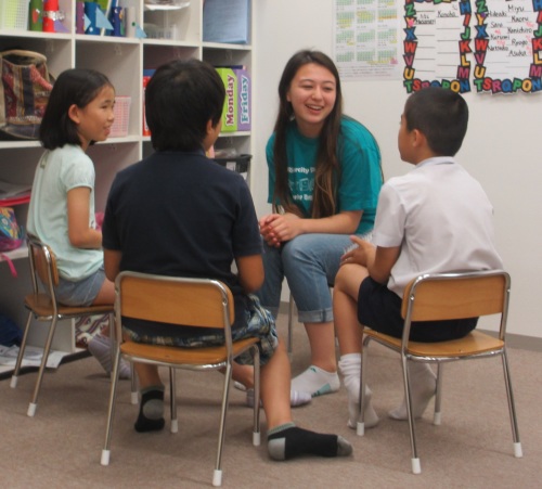 アメリカからの学生さん、小学生クラスに参加 _f0059338_17302396.jpg