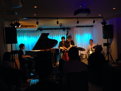 Jazzlive comin 広島のJazzBARのご案内です。_b0115606_10063243.jpg