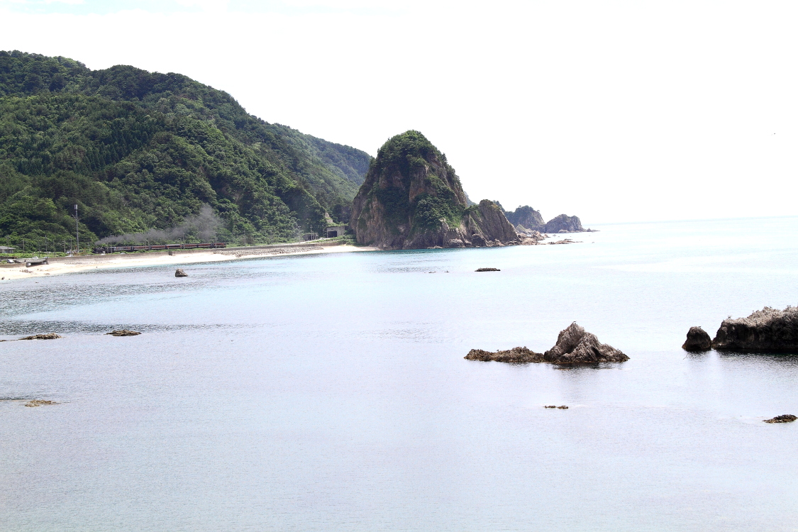 浜辺を走る汽車　- 2014年初夏・羽越本線 -  _b0190710_21503684.jpg