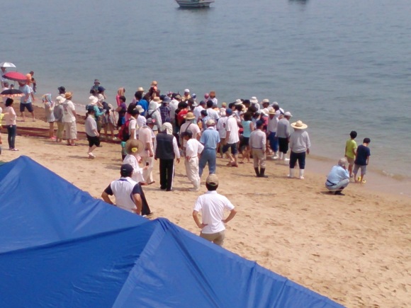 毎年恒例の大浜漁協主催 地引き網が伊豫水軍前の海岸で行われました_b0325627_16514216.jpg