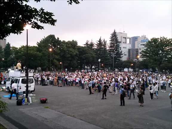 ガザ犠牲者哀悼 明治公園でキャンドル・アクション 500人参加_c0024539_23544516.jpg