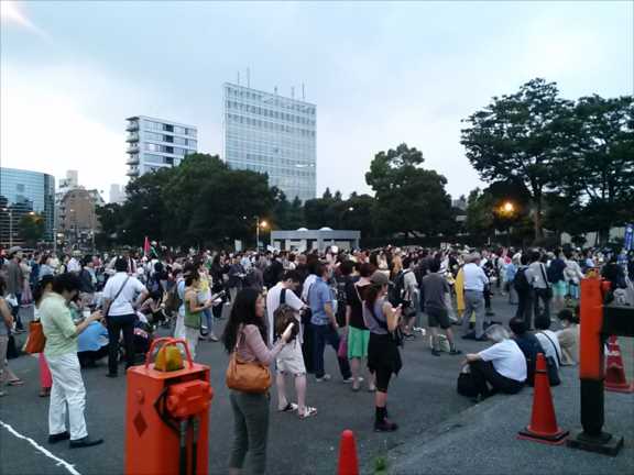 ガザ犠牲者哀悼 明治公園でキャンドル・アクション 500人参加_c0024539_23545089.jpg