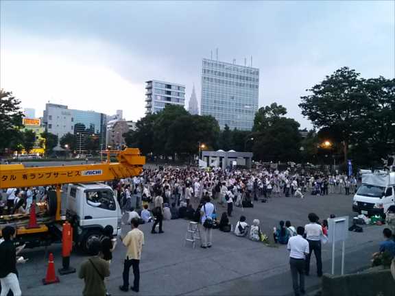 ガザ犠牲者哀悼 明治公園でキャンドル・アクション 500人参加_c0024539_2355946.jpg