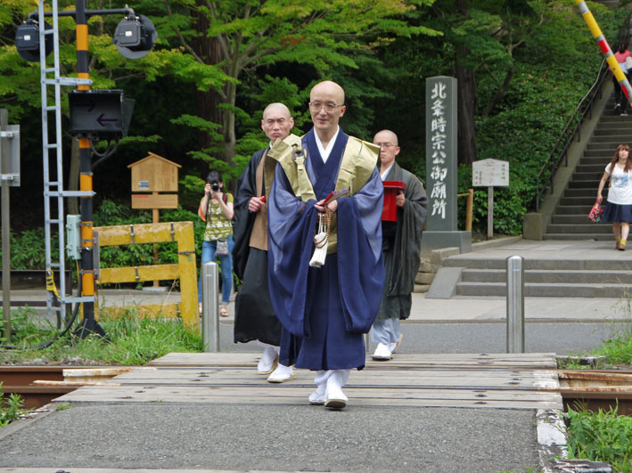 大神輿を円覚寺管長が出迎え：八雲神社例大祭最終日_c0014967_535833.jpg