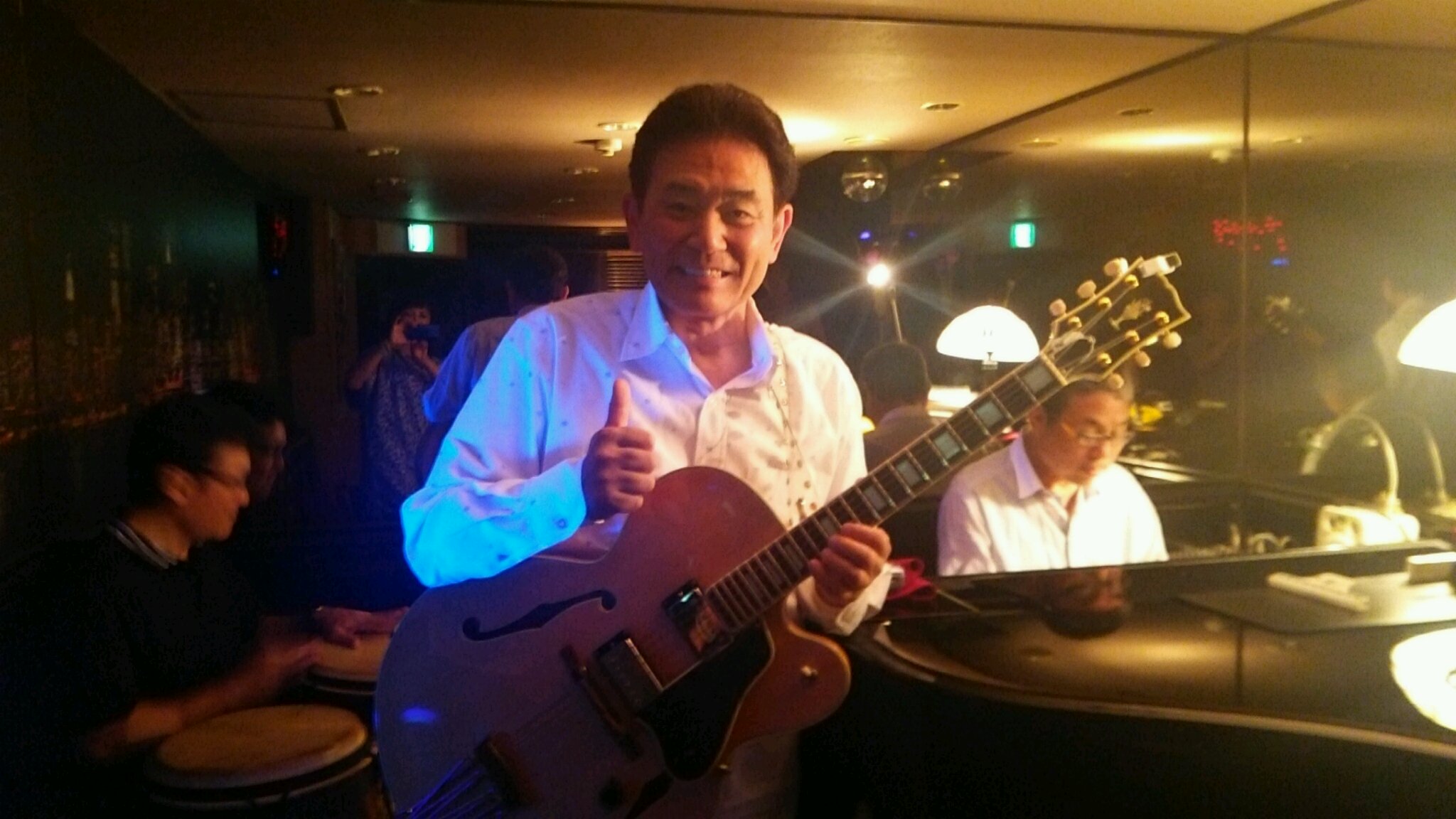 新しいギターを弾きに行きました。_e0119092_10261036.jpg