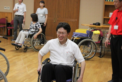 ちこり村で車イス介助の出前講座_d0063218_11395366.jpg