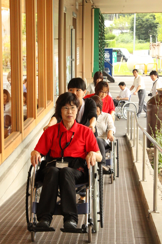 ちこり村で車イス介助の出前講座_d0063218_1151135.jpg