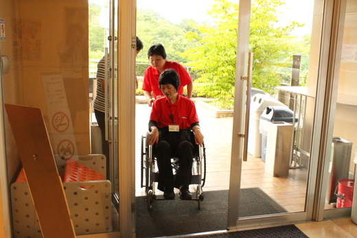 ちこり村で車イス介助の出前講座_d0063218_1153930.jpg