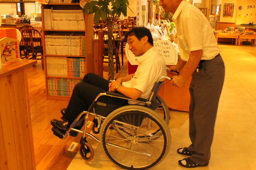ちこり村で車イス介助の出前講座_d0063218_1154029.jpg