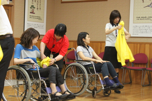 ちこり村で車イス介助の出前講座_d0063218_1202974.jpg