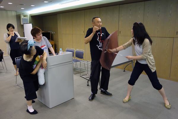 本物の名探偵ハウンドこと犬飼警部補(1) The Real Inspector Hound(1) 小劇場楽園_f0117059_10324389.jpg