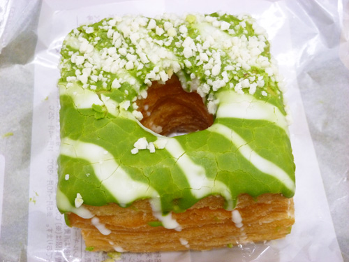 実りベーカリー クロワッサンドーナツ(宇治抹茶&ミルククリーム)@ローソン_c0152767_22531277.jpg