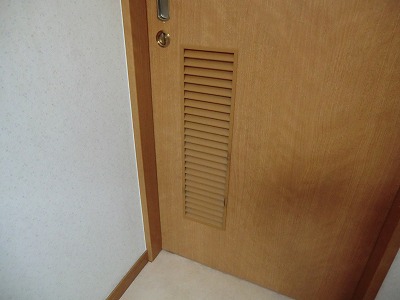 トイレドアの給気口 大工さんが木造住宅作ってるよ