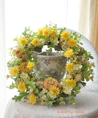 黄色いデイジーとコットンリボン　　wreath_c0219357_11053316.jpg