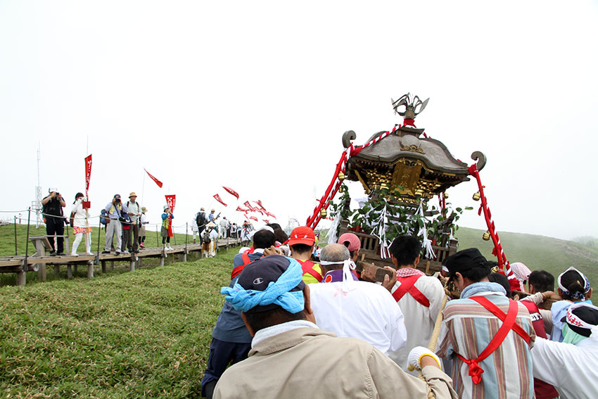 2014年「霊峰剣山山頂大祭(神輿渡御)」-05♪_d0058941_2102177.jpg