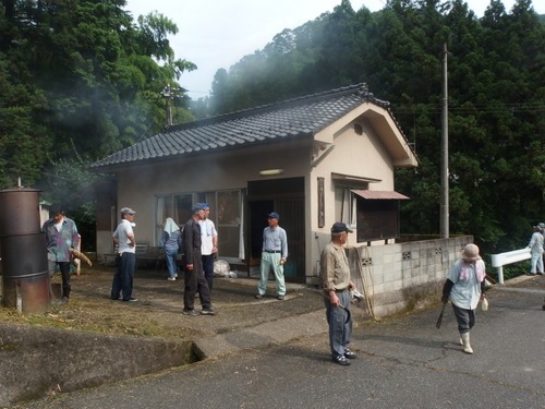 空き缶ゴミ拾い&集会所大掃除_c0116915_23234913.jpg