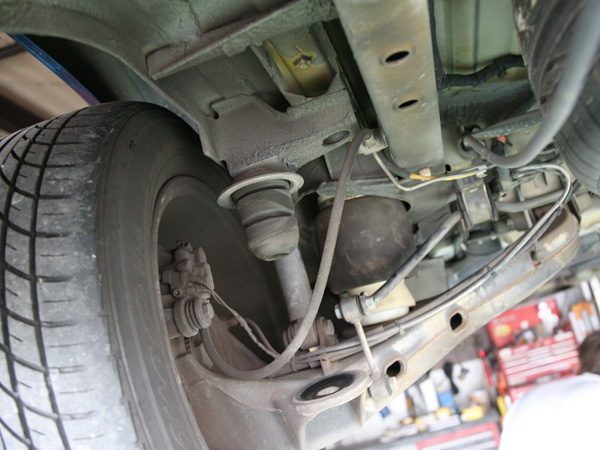 ベンツ Vクラス W638 リアエアサス修理 : THREE POINT ガレージ ベンツ Vクラス W638 リアエアサス修理 : THREE POINT ガレージ