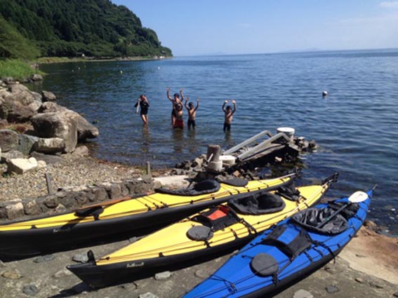 Under the Kayak_b0080173_16061303.jpg